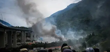 Meloni e Piantedosi in Val di Susa dopo gli assalti No Tav ai cantieri, fermati 4 antagonisti stranieri