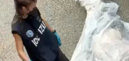 C'&egrave; un nuovo video, una chiazza di sangue sotto la testa di Fakir morto