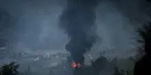 Tensioni alla marcia No Tav: centinaia di incappucciati assaltano i cantieri, in fiamme due camionette dei carabinieri