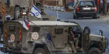 I coloni danno fuoco a una moschea in Cisgiordania. Raid dell'esercito, arrestati 80 palestinesi
