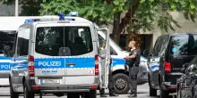 Uccide la ex di 18 anni e un uomo che voleva bloccarlo in una scuola di Berlino