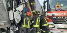 Furgone si incastra sotto un camion, conducente muore in A4
