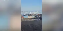 Un iceberg si ribalta in Groenlandia, le onde giganti vicino a un centro abitato
