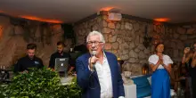 E' il compleanno di Peppino di Capri, la sua villa illuminata a festa