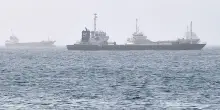 L'Iran attacca una base Usa in Giordania e tre petroliere a Hormuz. Balzo del greggio