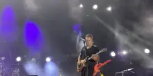 Tra pathos e inni alla vita, Nek travolge Grado con le hit di sempre