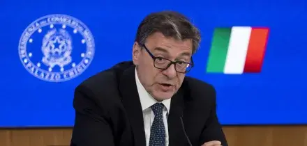 Giorgetti: 'Sconto solo sul diesel, 17 centesimi al litro fino al 6 agosto