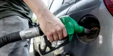 Cresce ancora il prezzo dei carburanti, gasolio sopra i 2,2 in autostrada