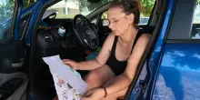 Vive in auto dopo lo sfratto, cerca casa per riavere i figli