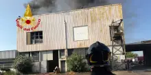 Incendio in una ditta di pellami a Firenze, l'appello della sindaca: 'Tenere chiuse le finestre'