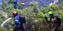 Grecia, evacuazioni precauzionali per un incendio sull'isola di Paros