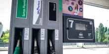 Mimit, il prezzo dei carburanti &egrave; stabile, gasolio a 2,076 euro al litro