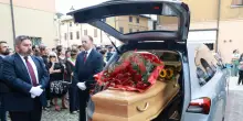 Morta nell'attentato a Modena, addio sulle note di Vasco e palloncini in cielo