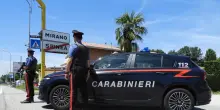 Vuole uscire dallo spaccio e viene ferito a colpi di pistola, due arresti