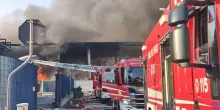 Incendio in ricicleria di rifiuti nel Milanese, alta colonna di fumo