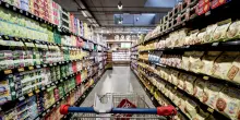 Codacons, con l'inflazione al 2,9% maggiore spesa da 959 euro a famiglia
