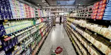 Istat, a giugno vendite al dettaglio -0,1% su mese; in crescita su anno