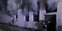 In fiamme deposito dolciario nel Teramano, disagi sull'autostrada A24