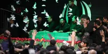 La salma di Khamenei esposta nella Grande Moschea di Teheran in vista dei funerali