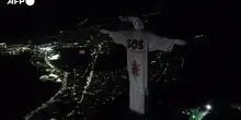 Il Cristo Redentore di Rio si illumina per le vittime del sisma in Venezuela