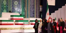 Iran, la salma di Ali Khamenei giunta alla Grande Moschea per i funerali
