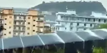Crollato per il vento il palco dei concerti a Bagnoli, nessun ferito