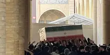 Iran, folla in lutto nel luogo dei funerali di Khamenei a Teheran