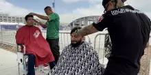 >ANSA-BOX/Mondiali: barbieri regalano tagli di capelli e sorrisi in stadio Los Angeles