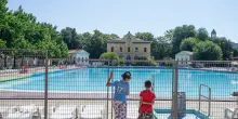 A Milano si tuffa di notte in una piscina pubblica e annega