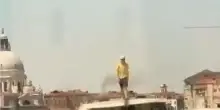 In piedi sopra un vaporetto, fermato un turista dalla Polizia locale di Venezia