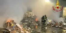In fiamme ecoballe nella zona industriale di Trieste, due intossicati