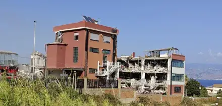 Sei i dispersi nel crollo dell'edificio a Messina