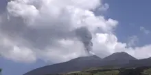 Etna, attivit&agrave; stromboliana alla Voragine ed emissione di cenere