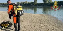 Si tuffa in acqua per salvare la figlia, un uomo disperso nel Po