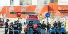 Colonna di fumo da binario in stazione a Milano, due pompieri intossicati