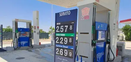 Non si arresta la corsa dei carburanti, il gasolio vola a 2,200 euro al litro in autostrada