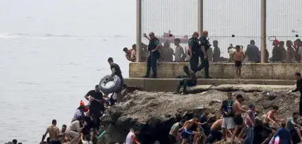 Invasione a nuoto di migranti dal Marocco a Ceuta