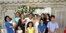 Ucraina, Zelensky mostra la foto della famiglia uccisa in un raid russo