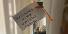 Studenti di infermieristica regalano ai pazienti oncologici il 'mare in boccetta'