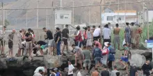 Almeno 49mila migranti entrati a Ceuta in 24 ore. 'Scontri con lanci di pietre alle frontiere'. Il bilancio dei morti sale a 18