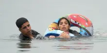 'In poche ore entrati in 60mila a Ceuta', 24 morti. Madrid contro Roma: 'Crisi slegata dalla riforma sui migranti'