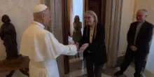 Emozione e siparietti tra il Papa e Patti Smith, 'parli inglese anche tu?'