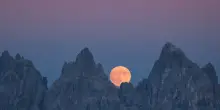 Dalla Luna fotografata tra le Dolomiti una lezione di fisica e bellezza