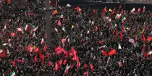 Media Iran mostrano i partecipanti al funerale di Khamenei con slogan 'uccidere Trump'
