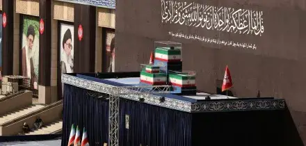 Tre figli di Khamenei alla cerimonia di commiato, manca Mojtaba