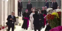 A Lampedusa il Papa attraversa da solo la porta d'Europa