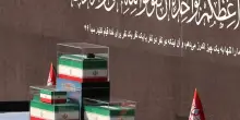 Gli iraniani piangono il loro martire, 'ci vendicheremo'