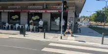 Milano, ferito con 20 coltellate da uno sconosciuto al bar