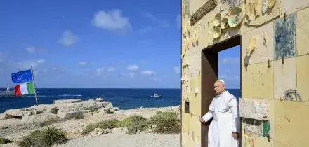 Il Papa a Lampedusa: 'L'Europa &egrave; chiamata ad una responsabilit&agrave; epocale sui migranti'