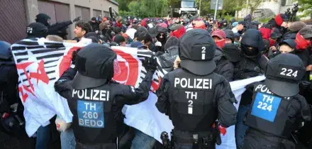 A Erfurt scontri tra manifestanti e polizia. Cercano di ostacolare il congresso di AfD
